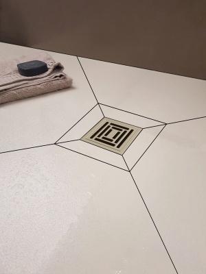 Душевой трап Berges Wasserhaus Zentrum Uno 100x100 090471 с решеткой Матовый хром