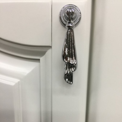 Комплект мебели для ванной Opadiris Тибет 70 со стеклом Белый матовый со светильником Рустика Хром