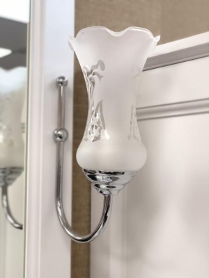 Комплект мебели для ванной Opadiris Тибет 70 со стеклом Белый матовый со светильником Рустика Хром