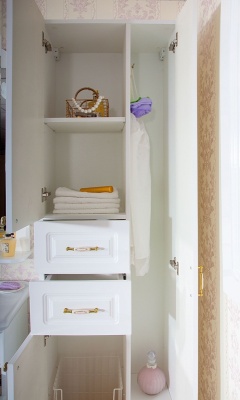 Шкаф пенал Бриклаер Анна 52 с бельевой корзиной Белый глянец