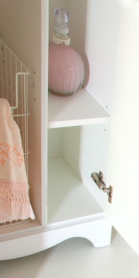 Шкаф пенал Бриклаер Анна 52 с бельевой корзиной Белый глянец